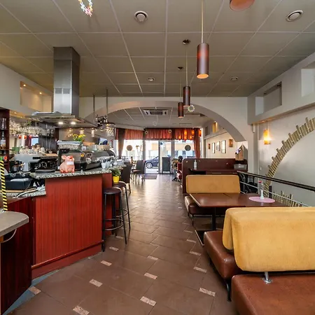75m2 Stylish Comfort Cafe Next Door In Quiet